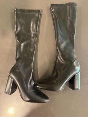 Simmi London Women's Black Knee-High Block Heel Boots